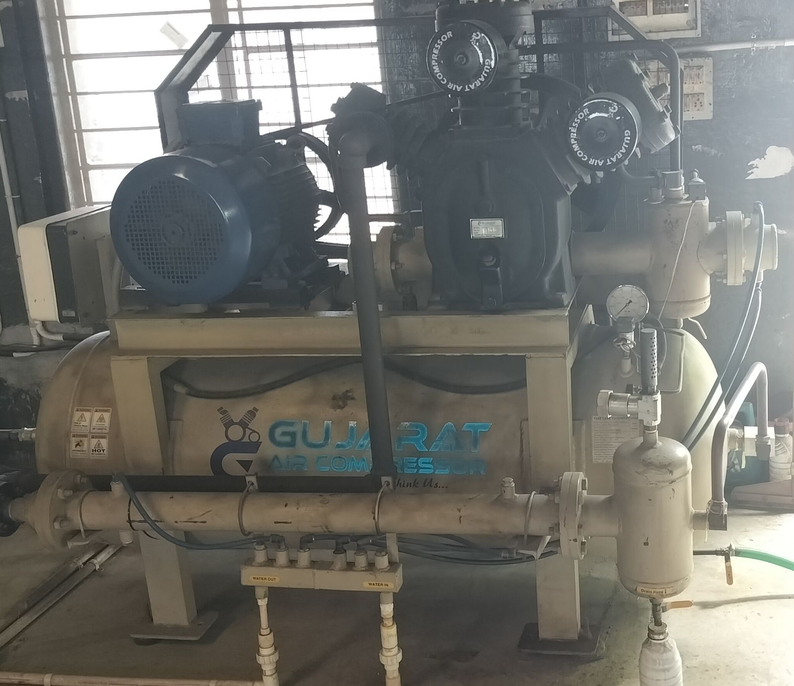 3 CAVITY - PET BLOW MOULDING MACHINE 2