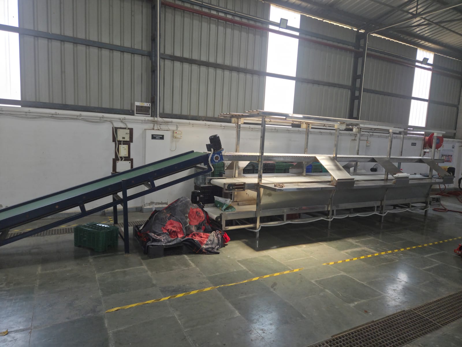 Packing line with conveyor
