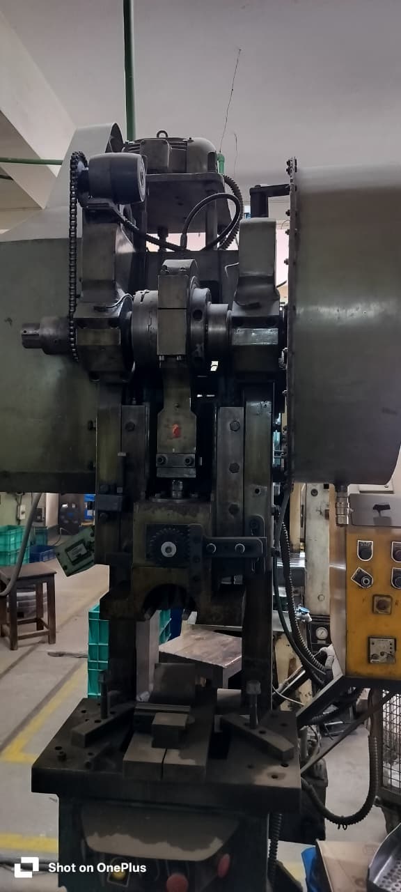SINGHAL POWER PRESS 20TON