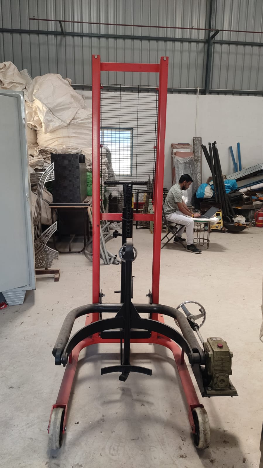 Drum lifter with manual hydraulic lifter