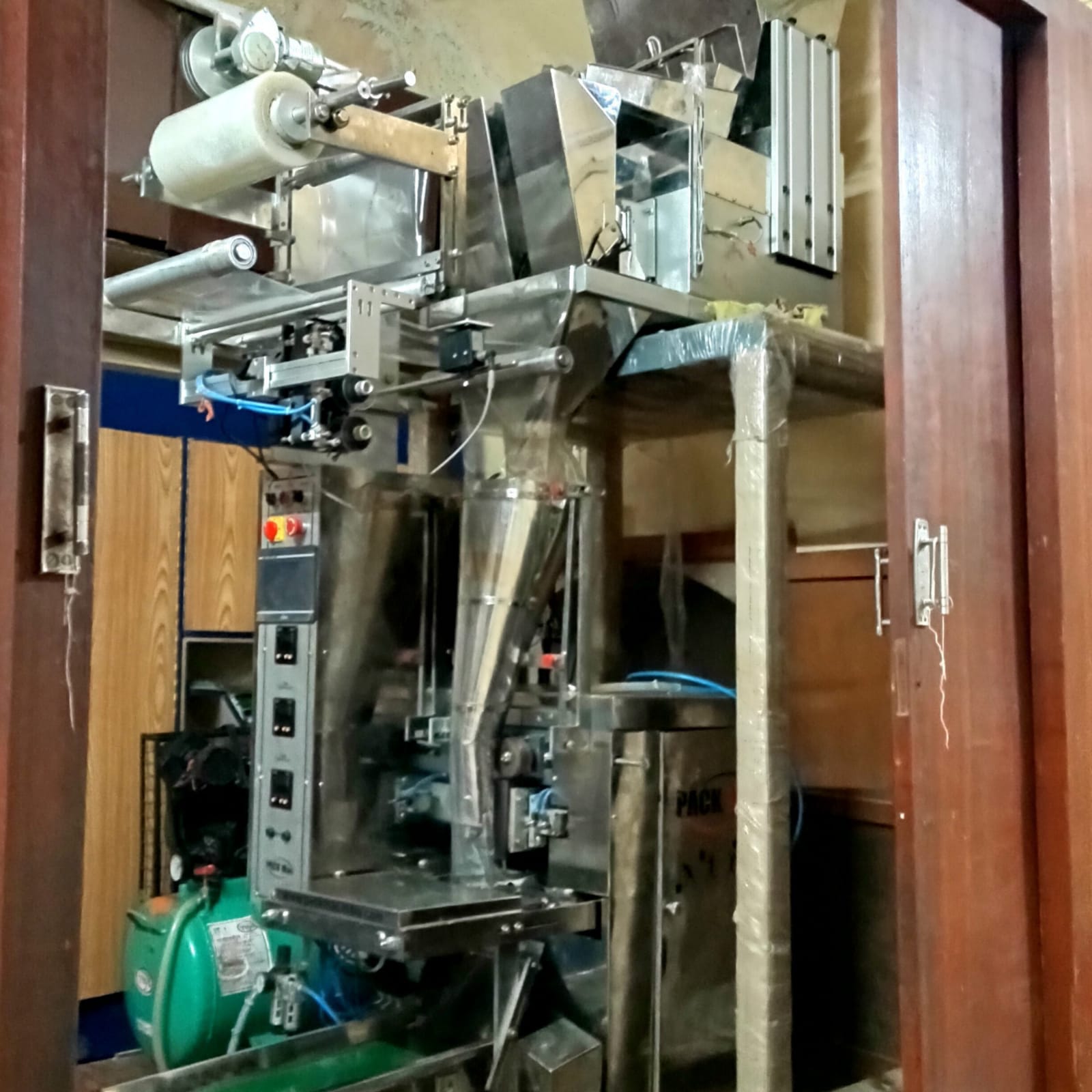 Two Head Suit type pouch packing machine with 3hp air compressor 