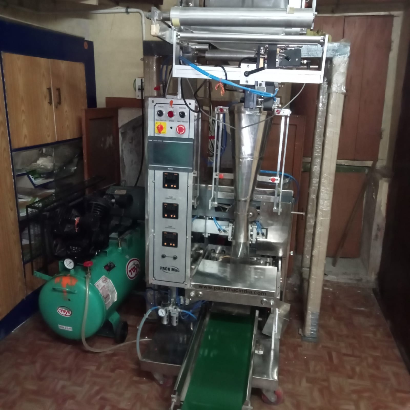 Two Head Suit type pouch packing machine with 3hp air compressor 2