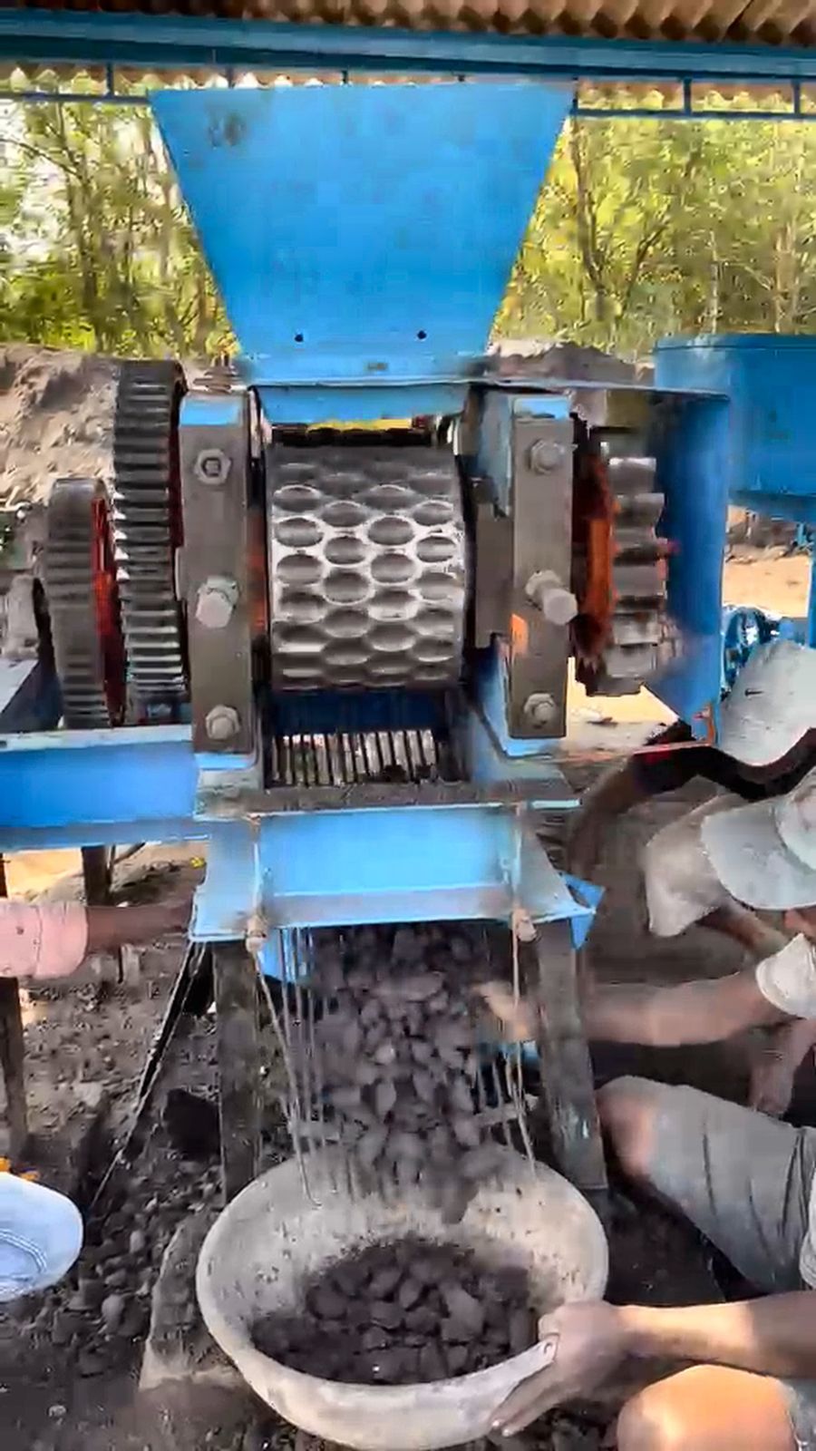 Used Coal briquette making machine / Coal ball press machine 3